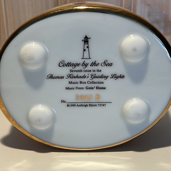 Retired 1999 Cottage By the Sea Music Box - Picture 5 of 5